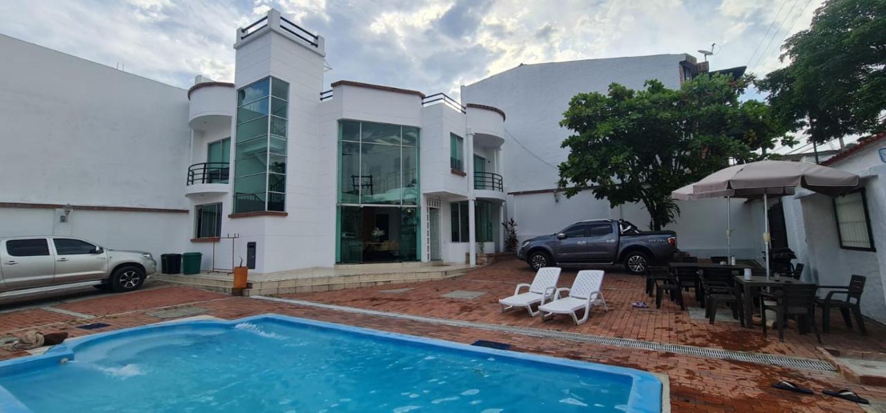 Casaquinta Con Piscina Villa